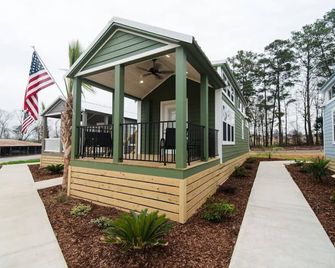 The Grande II · Tiny Home on Logan Martin Lake - Pell City
