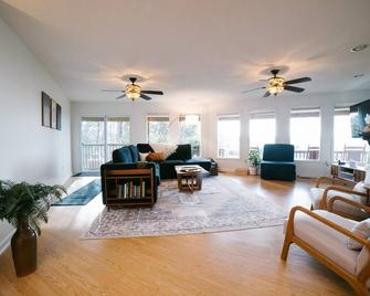 Hickory Hill Round House: Indoor POOL, mins from South Holston River, with view - 布拉夫城（田納西州） - 客廳