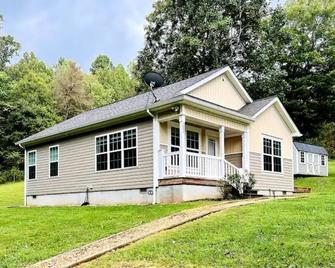 Newly Renovated 2 Bedroom, 2 Bath Bungalow! - Floyd - Edificio