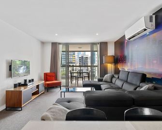 Discover urban bliss in our 1-bedroom King bed apartment! City views and cultural gems - Brisbane - Sala de estar
