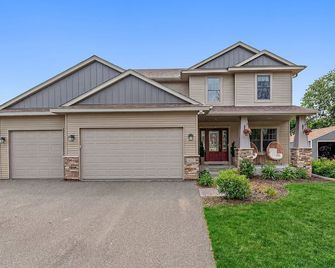 Luxury 6-Bedroom Home for 16 Guests Twin Cities, Mn - South Saint Paul - Building