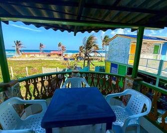 Yellow Moon Guesthouse & Apartments - סן אנדרס - מרפסת