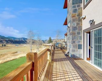 Luxe home on Gypsum Creek Golf Course with fireplace and mountain views - Gypsum - Balcón