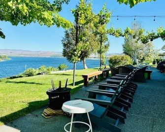 Columbia River Waterfront with Private Dock near Gamble Sands Golf Course! - Brewster - Patio