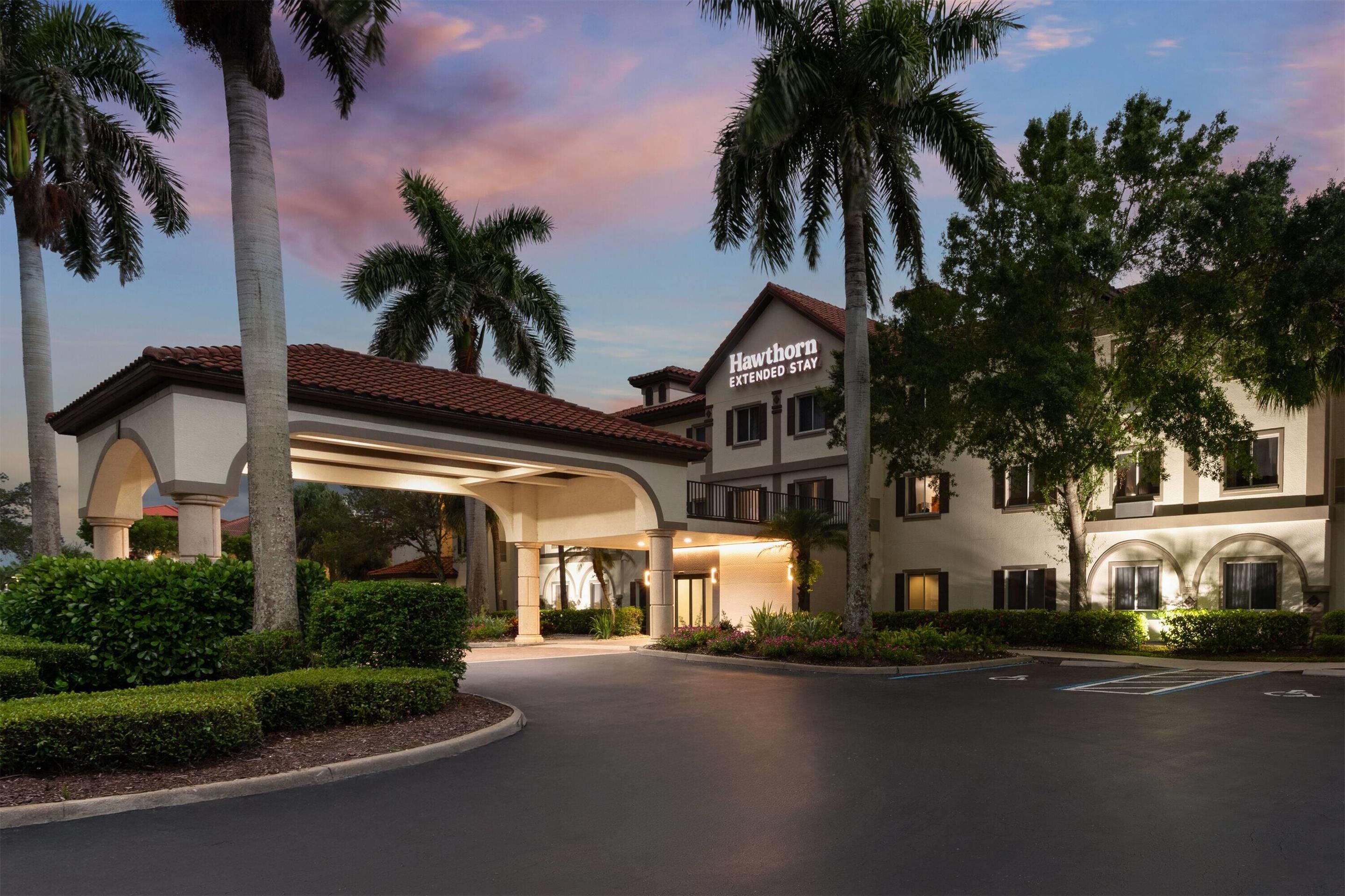 Hawthorn Extended Stay by Wyndham Naples - נייפלס - בניין