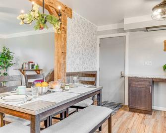 Cozy Richmond Home with Fire Pit Walk, Bike and More! - Richmond - Dining room