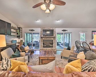 Lakefront Anderson Paradise Dock, Fire Pit! - Anderson - Sala de estar