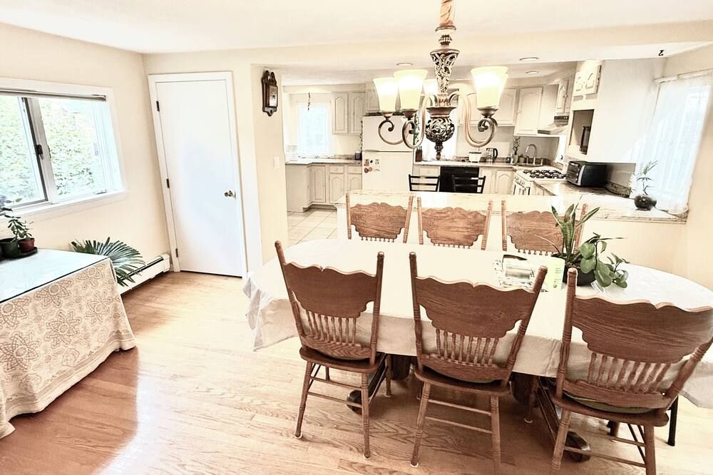 Entire Nice Quiet Home, Near All Colleges, Very Convenience in Central Wellesley
