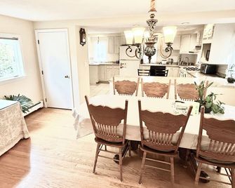 Entire Nice Quiet Home, Near All Colleges, Very Convenience in Central Wellesley - Wellesley - Dining room