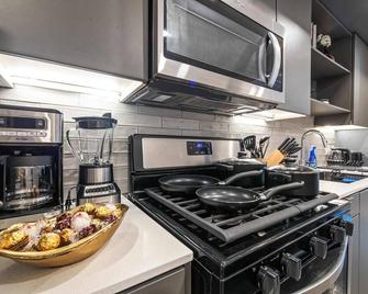 Alex 2BD Haven in Hollywood!Free parking and pool! - Los Angeles - Cucina