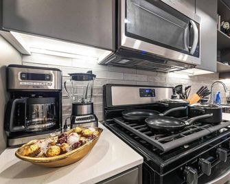 Alex 2BD Haven in Hollywood!Free parking and pool! - לוס אנג'לס - מטבח