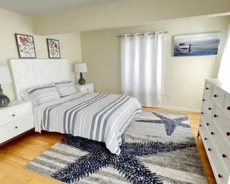 Soundscape Beachfront House! - Clinton - Bedroom