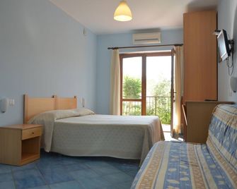Larus Hotel - Sangineto - Habitación