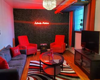 Luxury infinite Motion unit located in New Center Area Historic District! - Detroit - Sala de estar