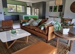 Valle Vista Luxury Apartments - Cairns - Living room