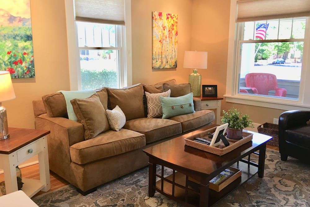 Award Winning 1923 Downtown Bungalow - Pikes Peak Garden of the Gods & Hot Tub! - كولورادو سبرينغز - غرفة معيشة