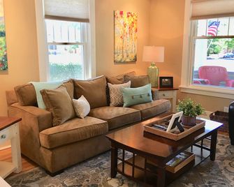 Award Winning 1923 Downtown Bungalow - Pikes Peak Garden of the Gods & Hot Tub! - كولورادو سبرينغز - غرفة معيشة