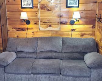 Loon Camp - sleeps 1 to 12 - Direct Snowmobile and ATV trail access! - Eustis - Living room