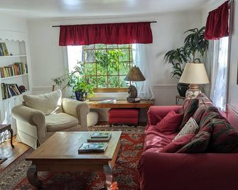 Historic Aldie Farmhouse near Middleburg and Wine Country - Aldie - Living room