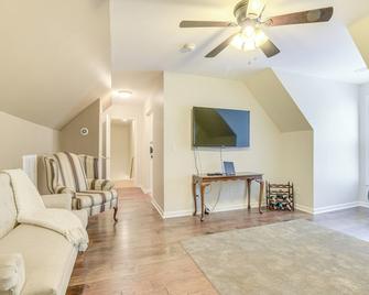 Hike, Golf & Boat: Wake Forest Home w/ Yard - Wake Forest - Wohnzimmer