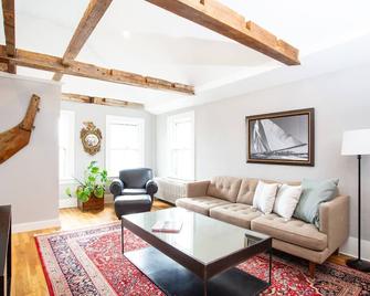 Marblehead's Ocean Oasis - Newly Renovated 1BR in Old Town - Marblehead - Living room