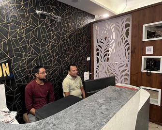 Hotel Cherry Blossom - Varanasi - Front desk