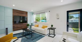 Villa Las Olas Designed with You in mind! - Fort Lauderdale - Living room