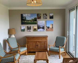 Small house entirely renovated, 2 minutes from the medieval site of Bridiers - La Souterraine - Living room