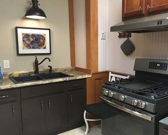In the Heart of Apalachicola~Walk Everywhere!~Pet Friendly Studio Apartment - Apalachicola - Kitchen