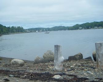 On a quiet, narrow Lane walking distance to all amenities - Mahone Bay - Beach
