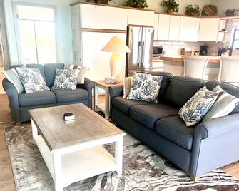 Torchview Lookout- Secluded Waterfront Retreat With 240 Dock On Niles Channel - Summerland Key - Wohnzimmer