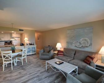 OPEN on beach higher floor 1/1 renovated aug 2023 amazing sunsets from unit pool - Captiva - Living room