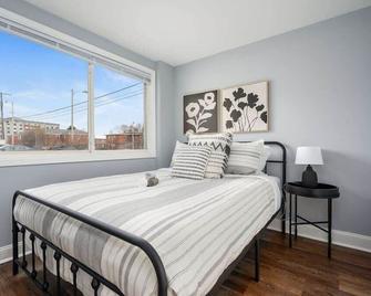 Newly Renovated 2 Bedroom - Columbus - Bedroom