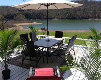 Lakehouse has Spectacular View plus Easy Access! - Rogers - Veranda