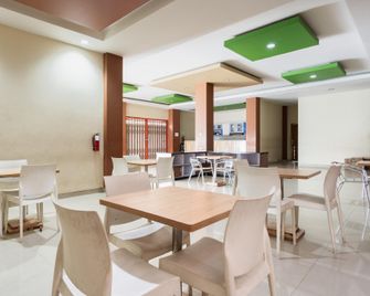 RedDoorz near Islamic Center Samarinda - Samarinda - Restaurant
