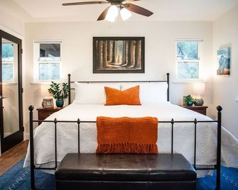 Romantic River Cabin w/ Hot Tub, views, spa bathroom, Close to 2 Yosemite Gates - Mariposa - Bedroom