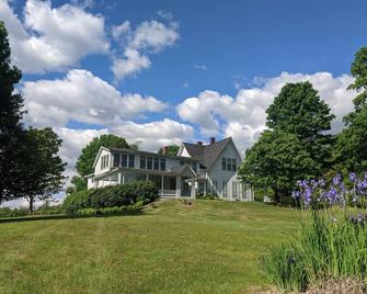 Secluded 19th century Farmhouse with mountain views - North Adams - Building