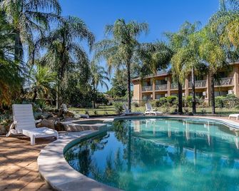 Charbonnier Motor Inn - Singleton - Piscina