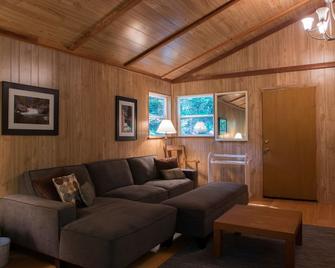 Streamside deck and relaxing Sierra home - Sierra City - Sala de estar