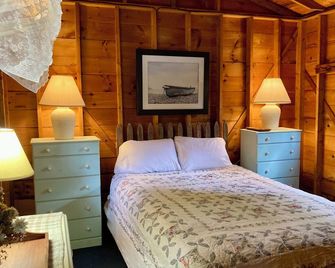 Historic , cozy 2 bedroom original cabin at the waters edge in Franklin ME - Franklin - Bedroom
