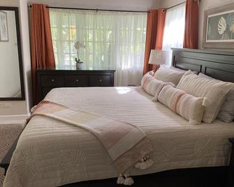 Relaxing South Coast Vacation Rental Steps from Beaches and Boardwalk - Hastings - Bedroom