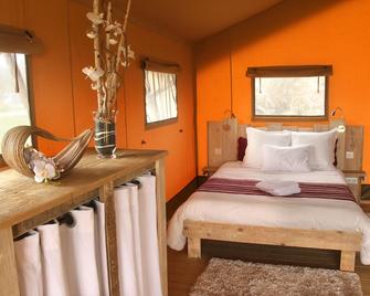 Lodge tent at the Poudally cottage in the heart of nature - Lalbenque - Habitación