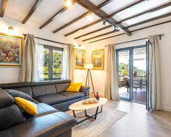 Lovely Home In Gospic With Sauna - Gospić - Living room