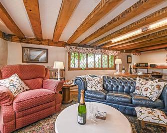 Hell Fyre 1594 by Inspire Stays - Horsham - Living room