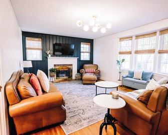 Updated Spacious 4 BR Retreat in Uptown - Martinsville