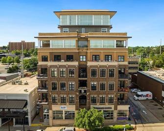 The East View - Downtown - Steps to Dickson - Fayetteville - Building