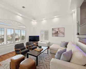 New Listing Dodger Clubhouse by Colby & Conrad - Los Angeles - Living room