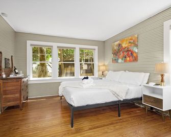 Walking distance to Downtown! The Cottage- Where Dogs Stay Free! - Asheville - Bedroom