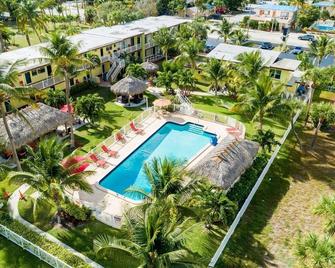 Oceans Beach Resort & Suites - Pompano Beach - Pileta