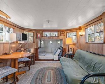 Shipwreck with Upper Deck, Lake View & Canoes! Caddo Shores Cabins, Uncertain, Texas. - Karnack - Living room